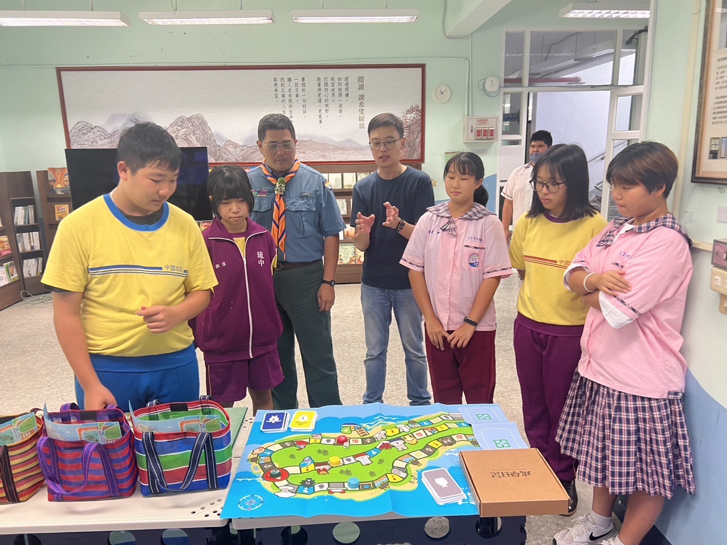 南應大「志在琉鄉」攜手琉球國中 推出「小琉球大富翁」桌遊 助力學子認識家鄉